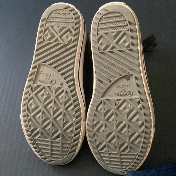 Boys high top Converse sneakers. Child size 1 - Picture 2 of 3